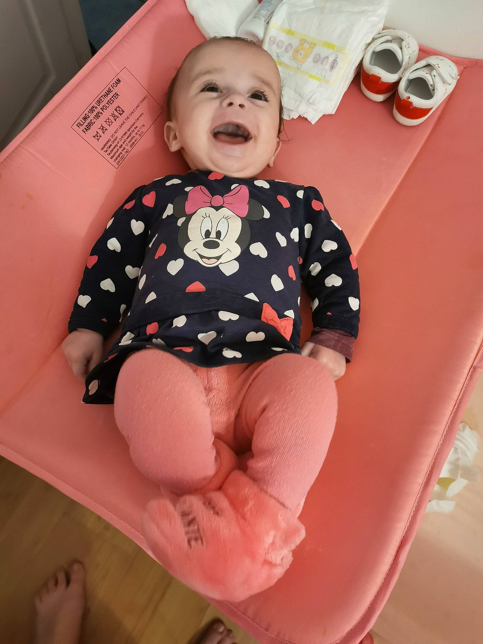 Luana participe au concours pour gagner de l'argent avec cette photo : baby, baby_toddler_clothing, carmine, chair, child, comfort, design, happy, pattern, person, pink, plate, red, room, sitting, smile, tableware, thigh, tie, toddler