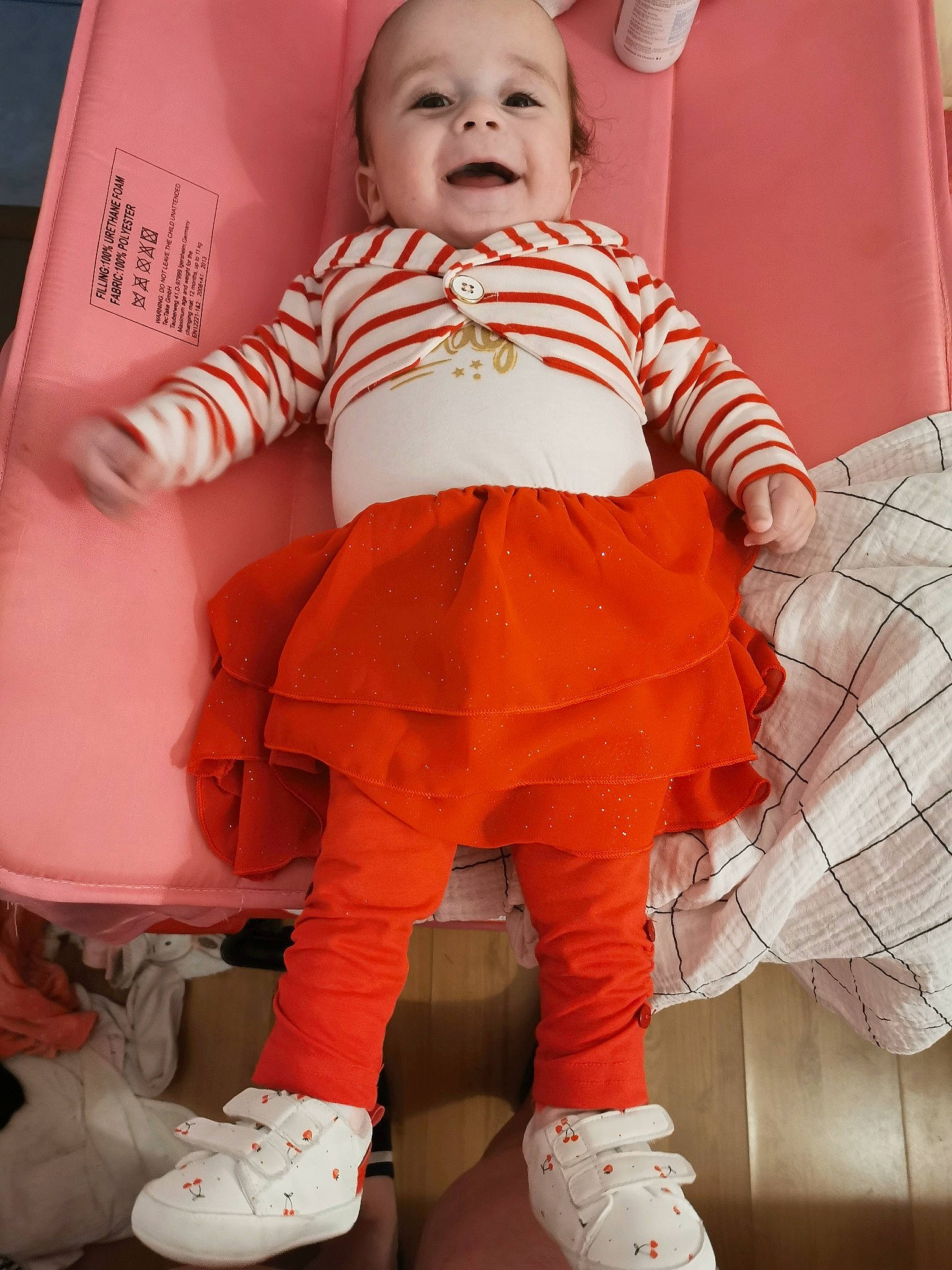 Luana a rejoint le concours — aidez-le/la à gagner de superbes lots ! baby_toddler_clothing, cheek, finger, happy, human_body, knee, organ, person, pink, product, red, shoe, skin, sleeve, smile, sock, standing, thigh, toddler, white