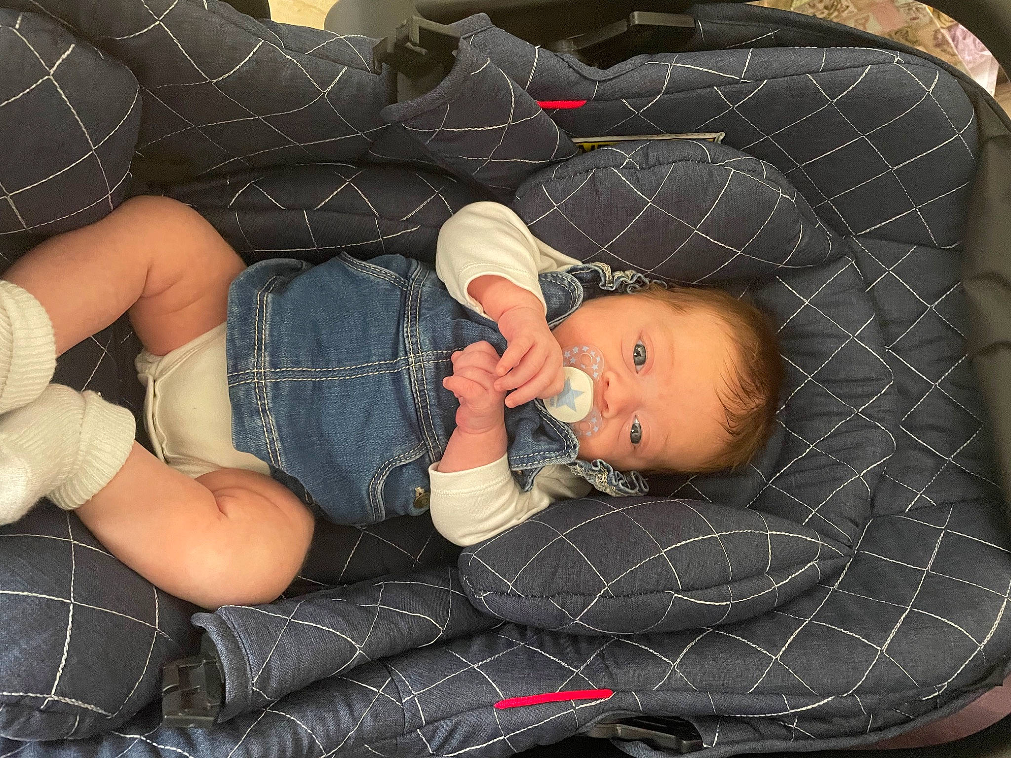 Bella a rejoint le concours — aidez-le/la à gagner de superbes lots ! baby, baby_carriage, baby_products, baby_sleeping, baby_toddler_clothing, car_seat, cheek, child, comfort, human_leg, infant_bed, lap, mammal, mouth, pattern, person, product, sitting, sock, thigh