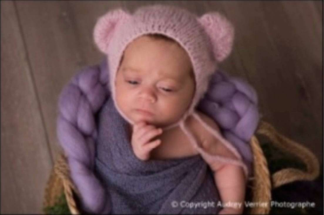 Bella a rejoint le concours — aidez-le/la à gagner de superbes lots ! baby, baby_sleeping, baby_toddler_clothing, beanie, cap, cheek, comfort, ear, fashion_accessory, gesture, happy, knit_cap, linens, magenta, nail, person, purple, thumb, toddler, violet