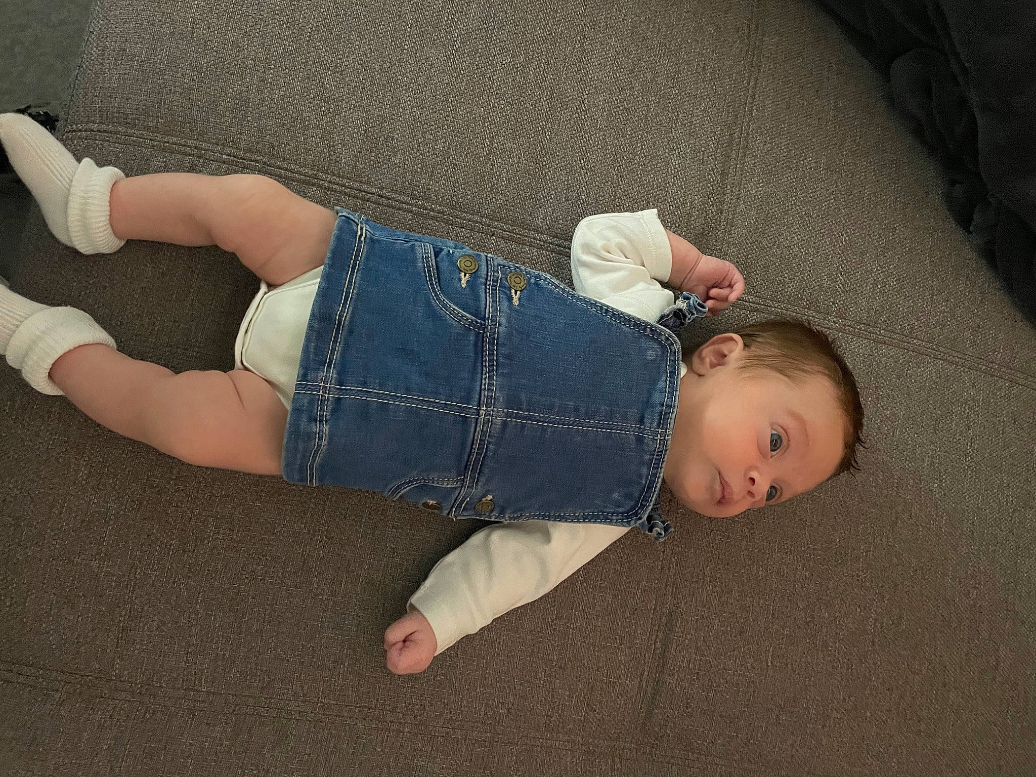 Bella a rejoint le concours — aidez-le/la à gagner de superbes lots ! baby, baby_toddler_clothing, child, comfort, elbow, finger, glasses, head, human_body, jeans, joint, knee, leg, person, skin, sleeve, sock, thigh, toddler, waist