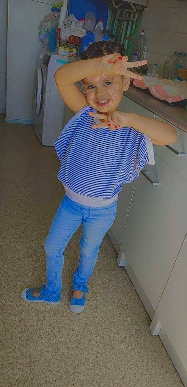 Naya participe au concours pour gagner de l'argent avec cette photo : bag, denim, electric_blue, finger, floor, flooring, fun, happy, headwear, human_leg, jeans, joint, joy, knee, person, shoulder, sleeve, smile, sportswear, t_shirt