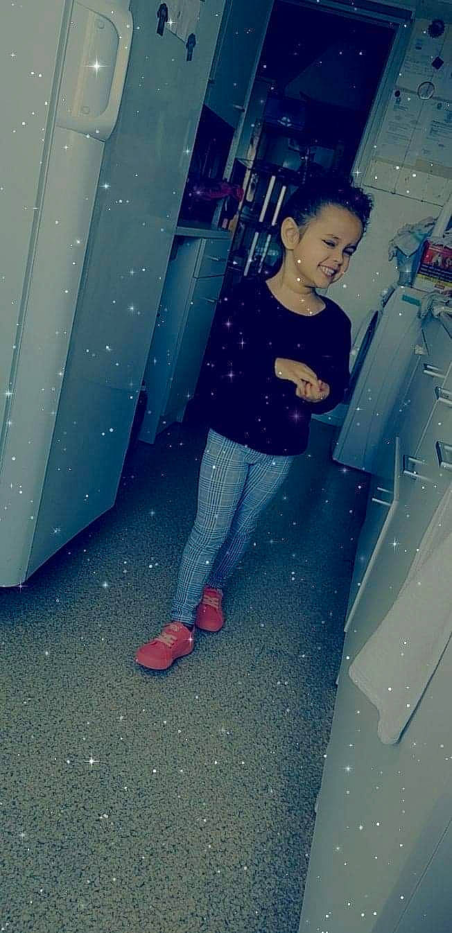 Naya participe au concours pour gagner de l'argent avec cette photo : azure, cool, denim, electric_blue, fashion_design, flash_photography, flooring, foot, fun, happy, human_leg, joy, knee, leisure, pattern, person, shorts, standing, textile, thigh