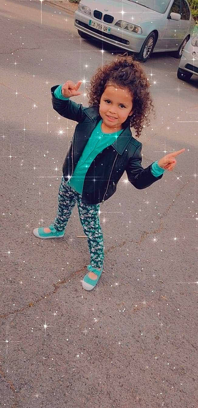 Naya a rejoint le concours — aidez-le/la à gagner de superbes lots ! asphalt, brown_hair, car, child, city, cool, electric_blue, flash_photography, fun, gesture, grass, hair, happy, human_leg, jacket, joy, person, road, road_surface, smile