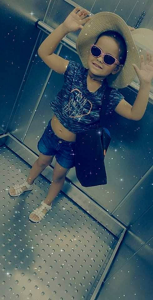 Naya a rejoint le concours — aidez-le/la à gagner de superbes lots ! arm, azure, blue, eyewear, fashion, flash_photography, glasses, goggles, hairstyle, happy, human, joint, leg, light, person, photograph, shoe, shoulder, standing, sunglasses