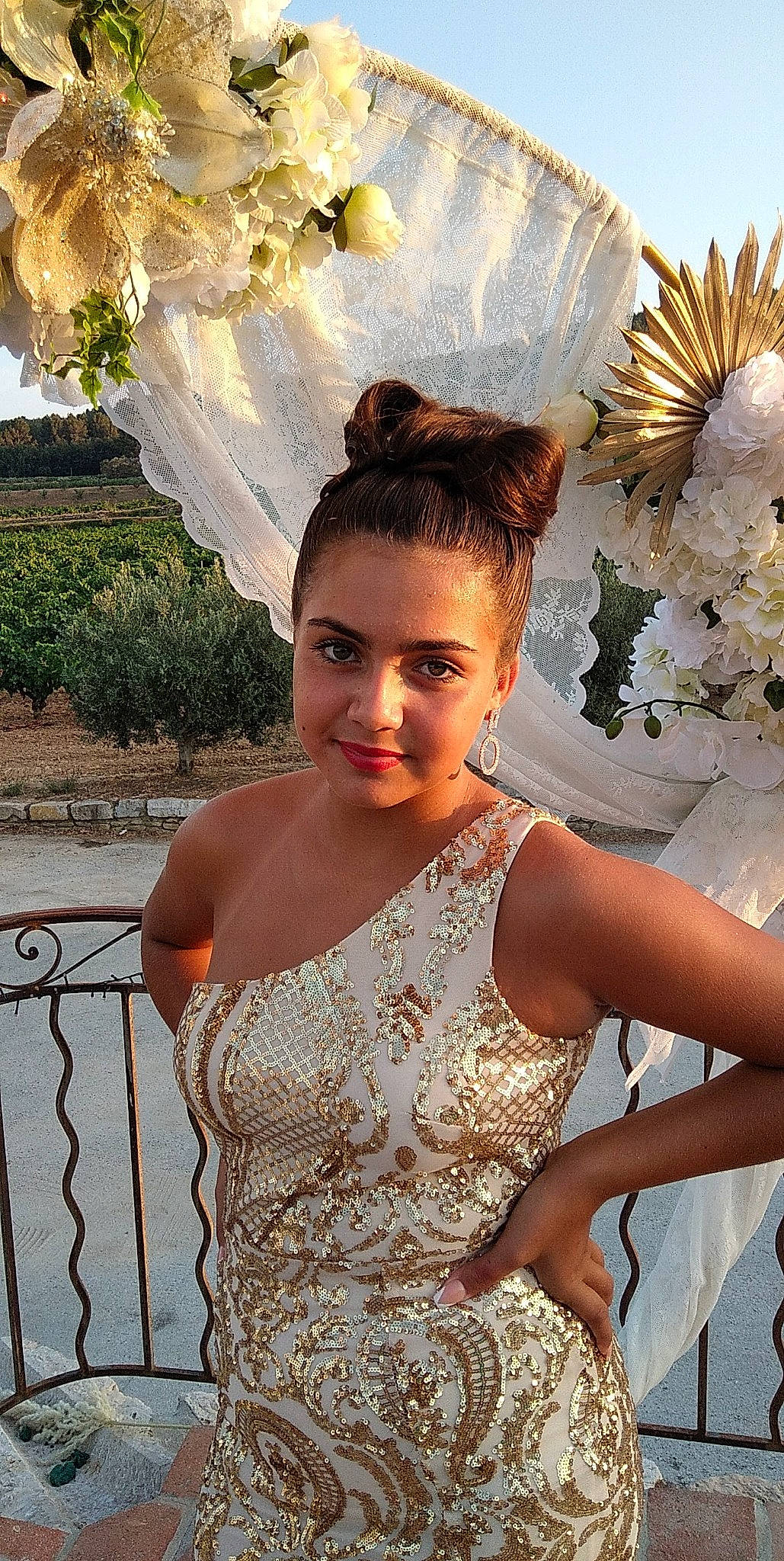 Camélia participe au concours pour gagner de l'argent avec cette photo : embellishment, eye, eyelash, fashion, fashion_design, flash_photography, gown, hairstyle, happy, head, headgear, headpiece, iris, joy, makeover, organ, person, plant, shoulder, skin