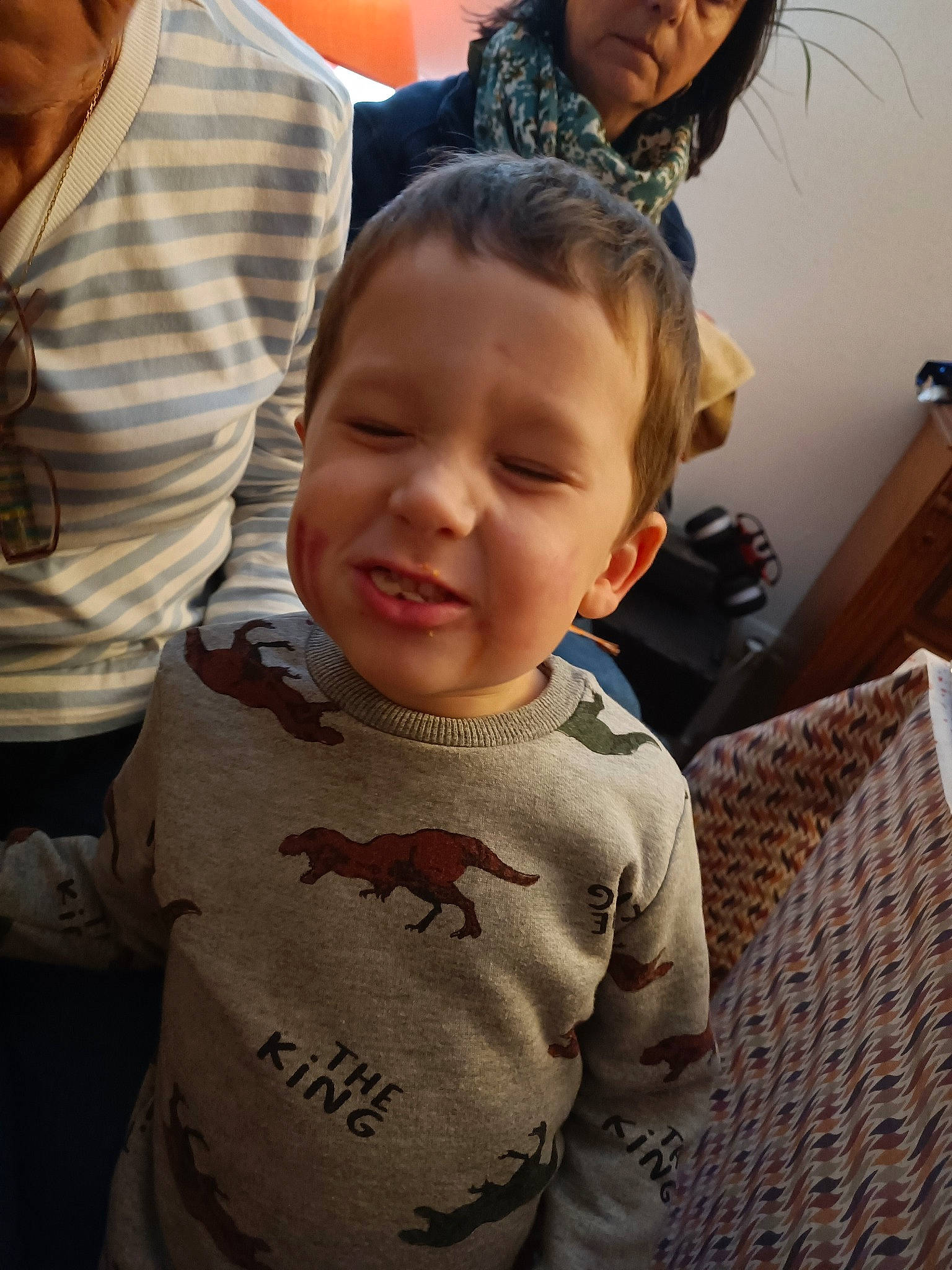 Lyvio a rejoint le concours — aidez-le/la à gagner de superbes lots ! baby, baby_toddler_clothing, child, event, eye, fun, gesture, hair, happy, joint, organ, person, sitting, skin, sleeve, smile, t_shirt, toddler, top, vacation