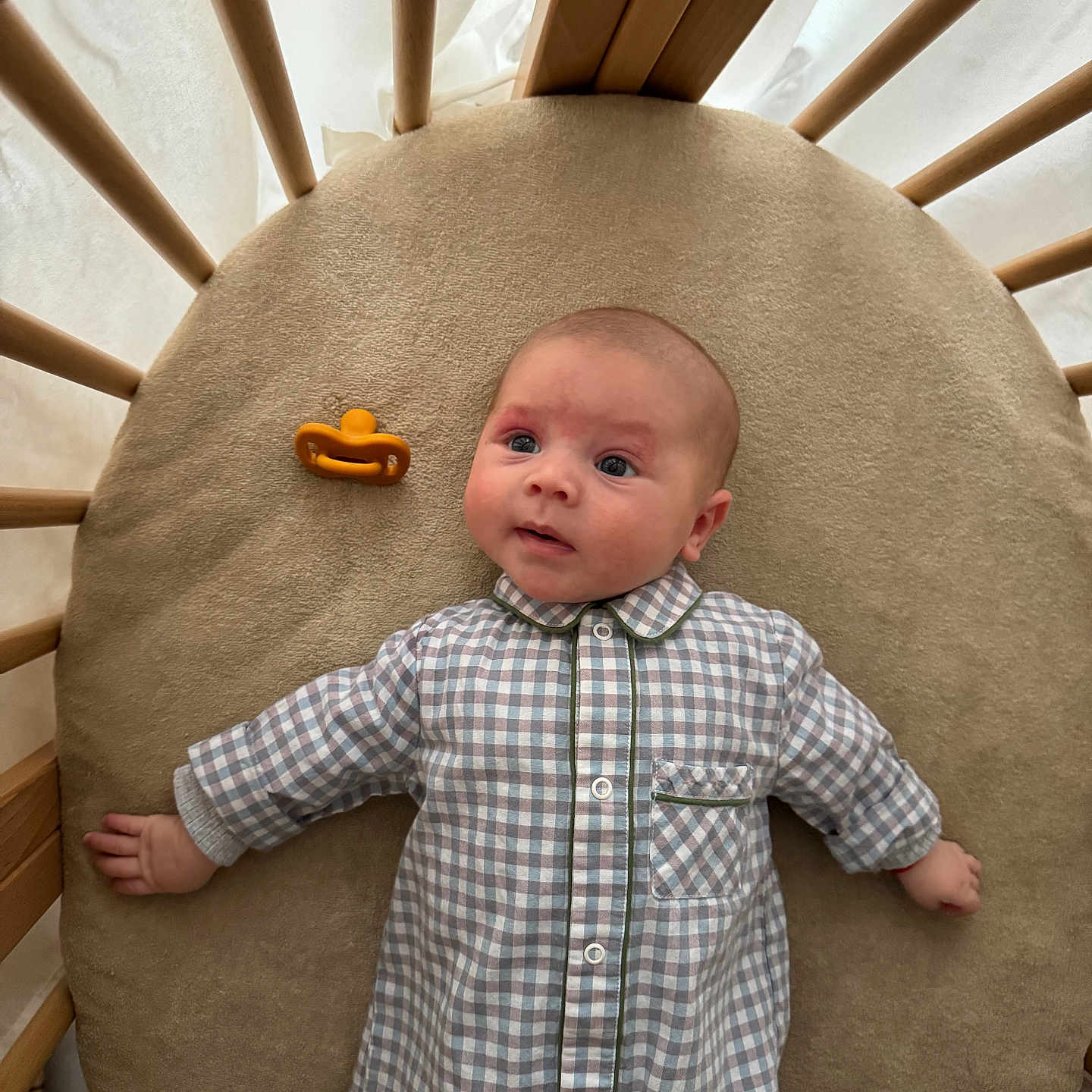 Gaspard a rejoint le concours — aidez-le/la à gagner de superbes lots ! baby, bed, bodypart, clothing, couch, cradle, crib, face, finger, furniture, hand, head, homedecor, infantbed, pants, person, photography, portrait, shirt, standing
