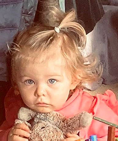 Lola participe au concours pour gagner de l'argent avec cette photo : arthropod, baby, blond, brown_hair, child, curious, hair_accessory, invertebrate, iris, nail, person, toddler