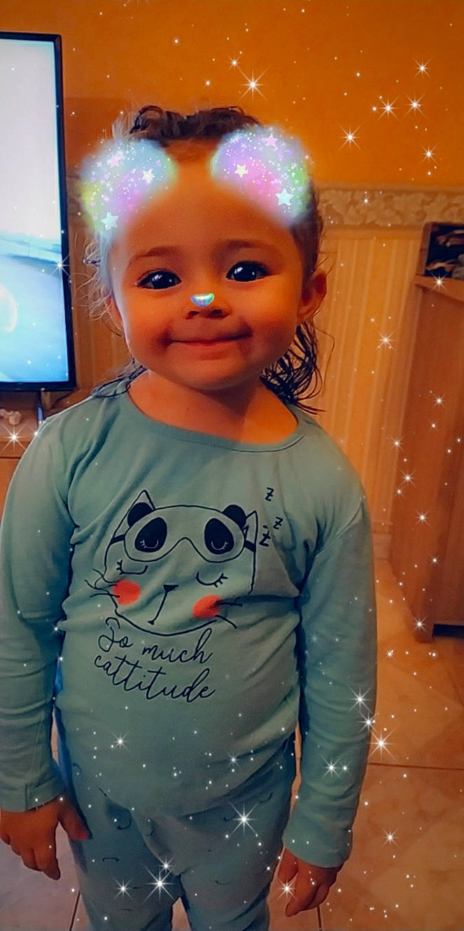 Kamélya participe au concours pour gagner de l'argent avec cette photo : cheek, child, cool, face, forehead, fun, head, joy, nose, person, sleeve, smile, space, t_shirt, toddler