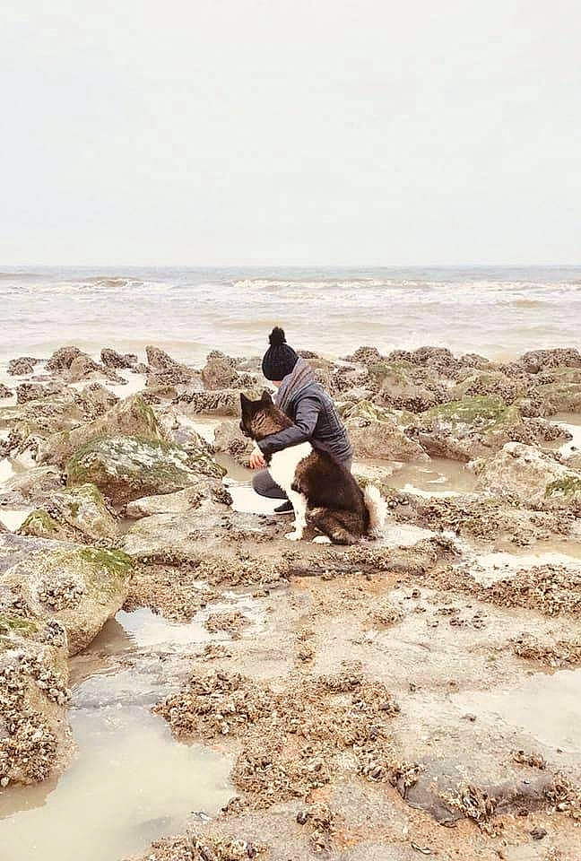 Kiara participe au concours pour gagner de l'argent avec cette photo : beach, coast, coastal_and_oceanic_landforms, fun, ocean, photography, recreation, rock, sand, sea, shore, sitting, soil, vacation, water, wave