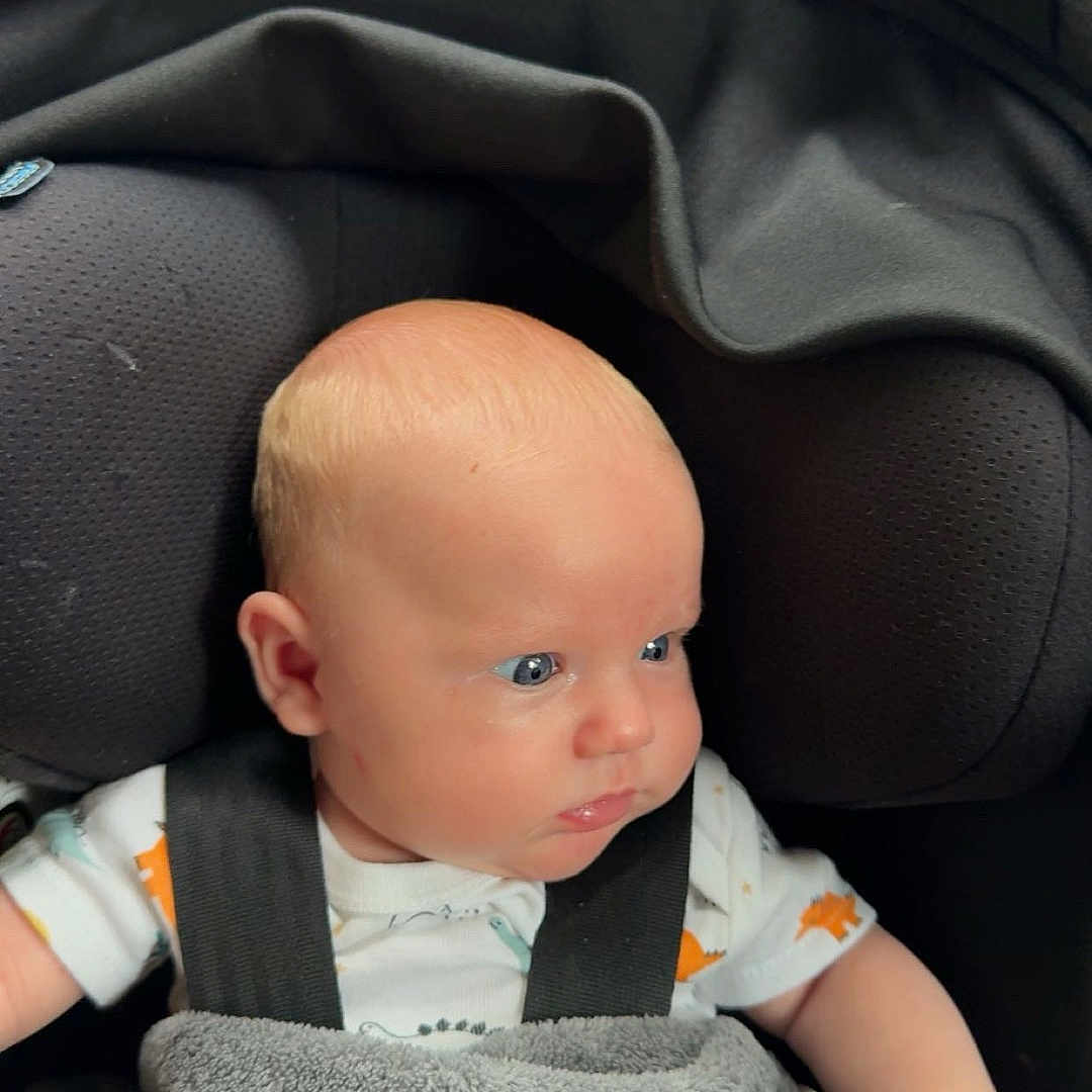 Tiago a rejoint le concours — aidez-le/la à gagner de superbes lots ! baby, blanket, blue_eyes, car_interior, car_seat, child, clothing, cute, face, head, indoors, infant, person, seatbelt, sitting, skin, soft_texture, straps, toddler, young_child