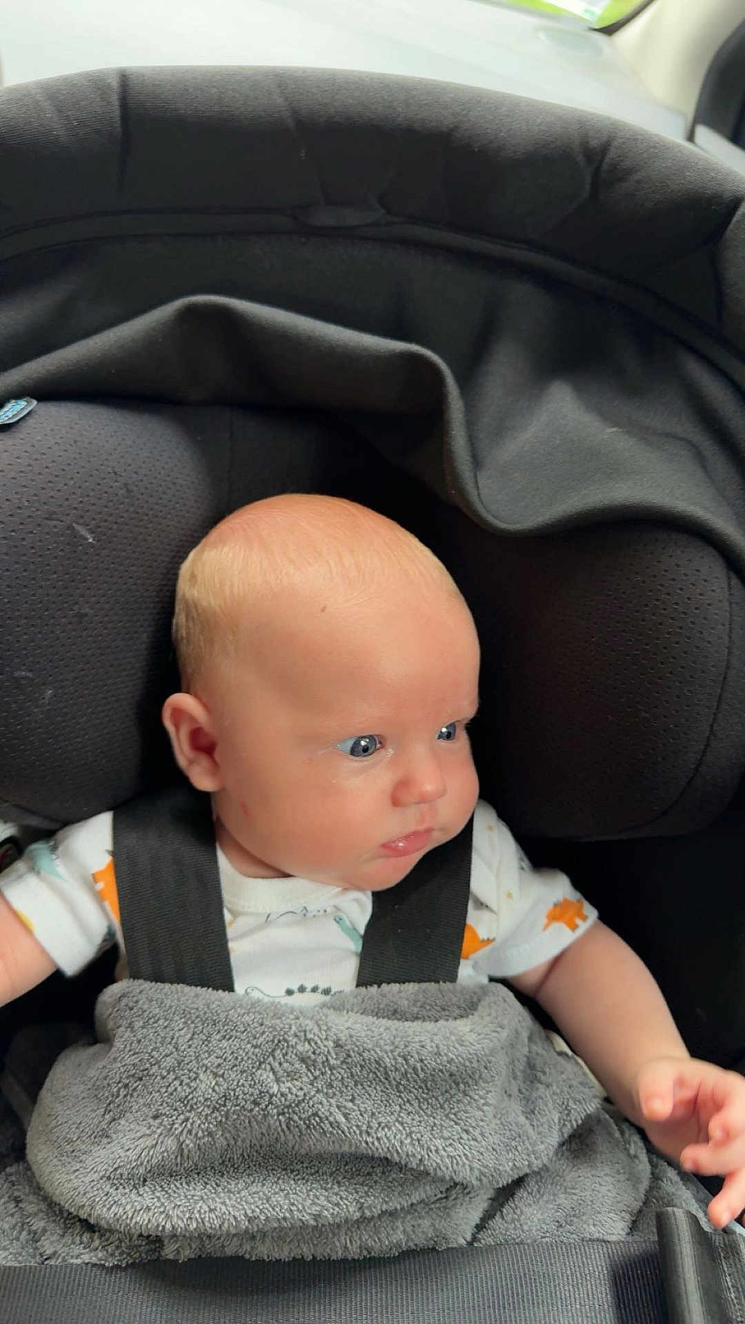 Tiago a rejoint le concours — aidez-le/la à gagner de superbes lots ! baby, car_seat, blanket, child, infant, blue_eyes, straps, clothing, seatbelt, sitting, indoors, head, face, skin, person, cute, toddler, young_child, car_interior, soft_texture