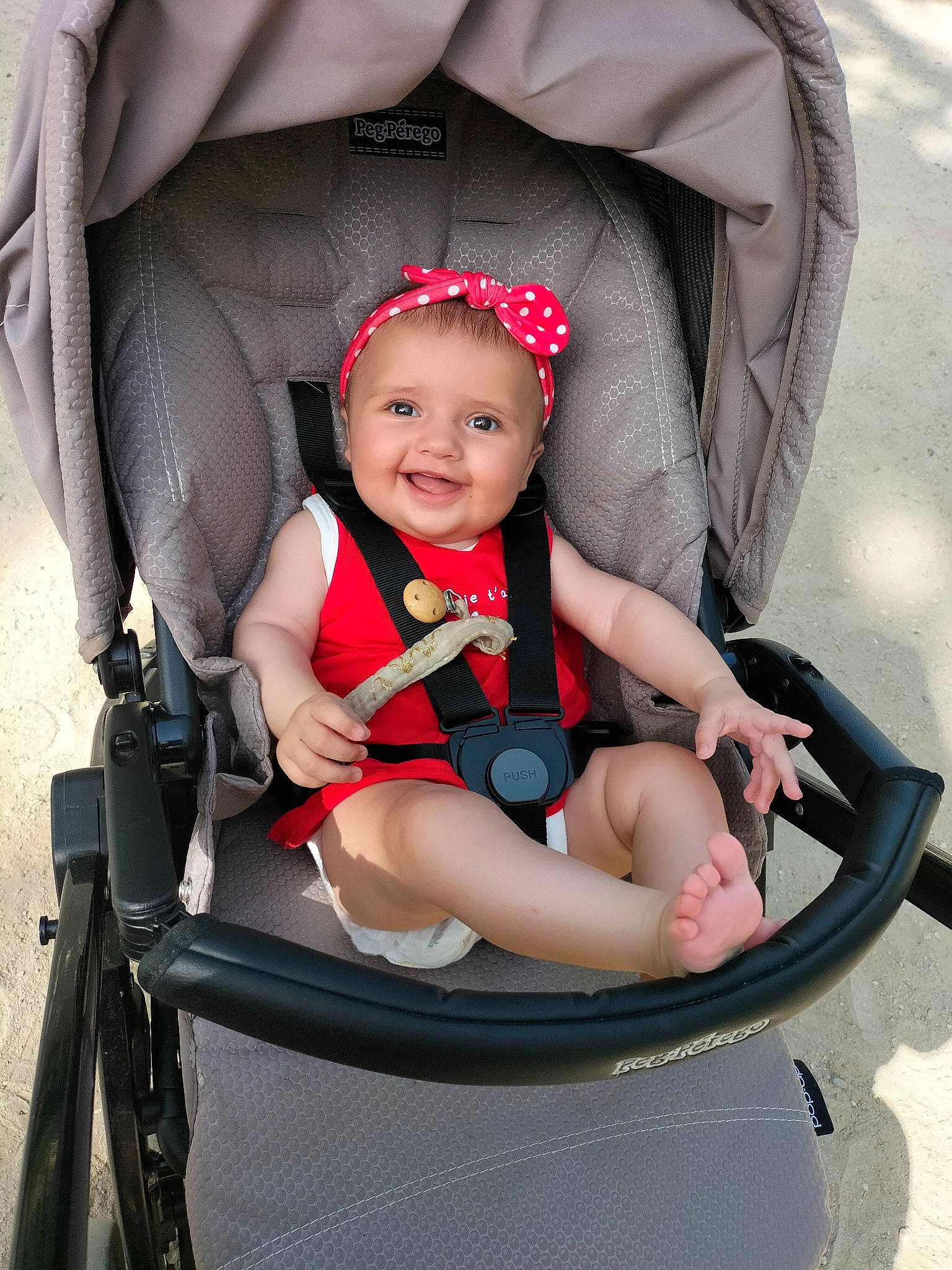 Roxanne a rejoint le concours — aidez-le/la à gagner de superbes lots ! auto_part, baby, baby_carriage, baby_products, baby_toddler_clothing, bag, black, car_seat, chair, comfort, headwear, human_body, joy, person, personal_protective_equipment, pink, red, sitting, smile, tire