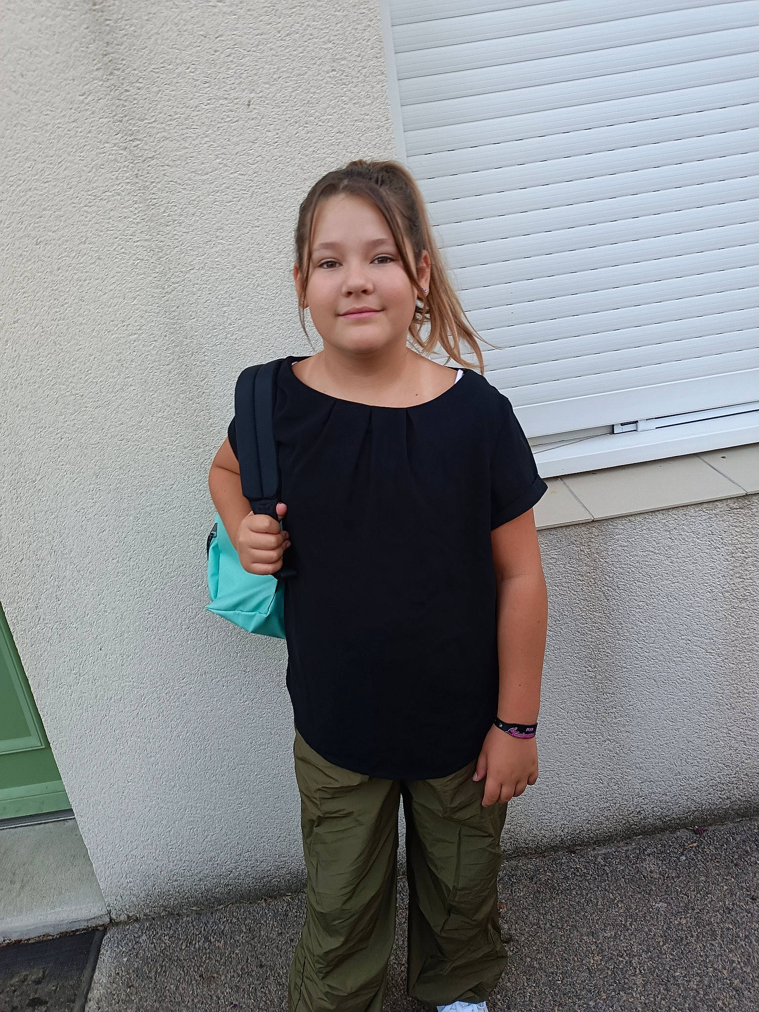 Mya participe au concours pour gagner de l'argent avec cette photo : chest, denim, elbow, electric_blue, fun, gesture, human_leg, joint, joy, knee, pattern, person, shoulder, sleeve, sportswear, standing, t_shirt, thigh, trunk, waist