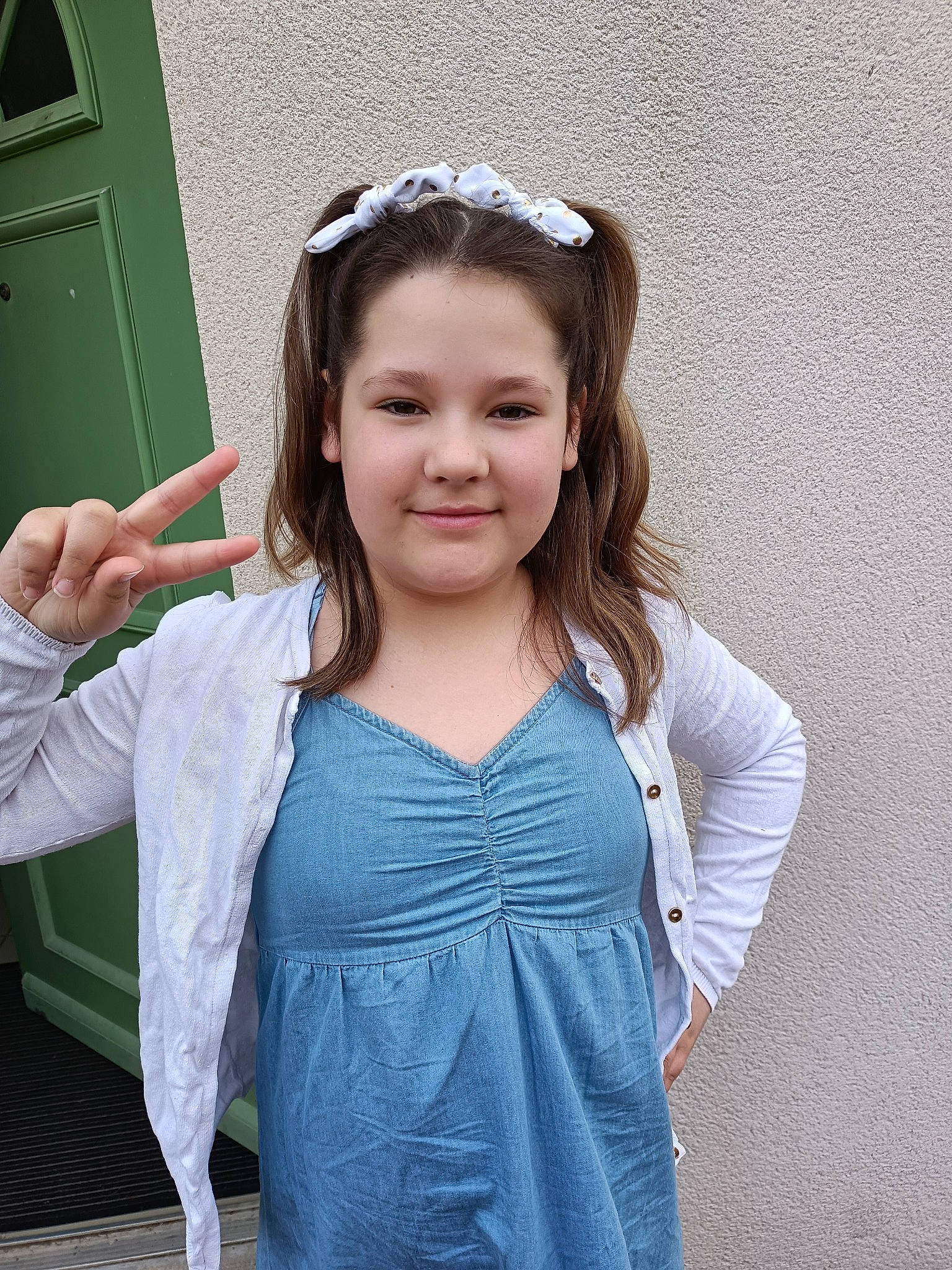 Mya a rejoint le concours — aidez-le/la à gagner de superbes lots ! clothing, cool, day_dress, door, dress, embellishment, eye, eyelash, gesture, hair, happy, head, human_body, joy, long_hair, neck, person, shoulder, sleeve, smile