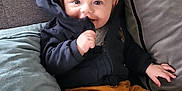 Rafaël a rejoint le concours — aidez-le/la à gagner de superbes lots ! baby, blanket, bodypart, clothing, coat, couch, cushion, face, finger, furniture, glove, hand, head, homedecor, jacket, pants, person, photography, portrait, sitting