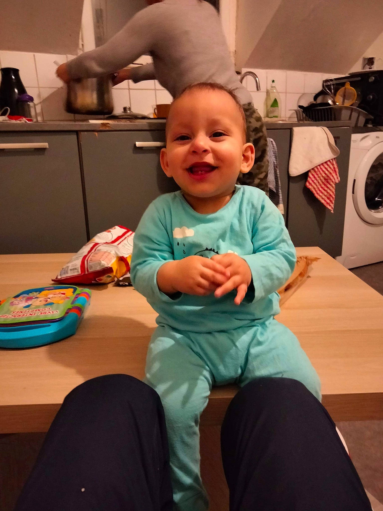 Jibril participe au concours pour gagner de l'argent avec cette photo : arm, baby, baby_toddler_clothing, chair, child, comfort, eye, finger, fun, happy, joint, joy, people, person, pink, skin, smile, standing, t_shirt, table