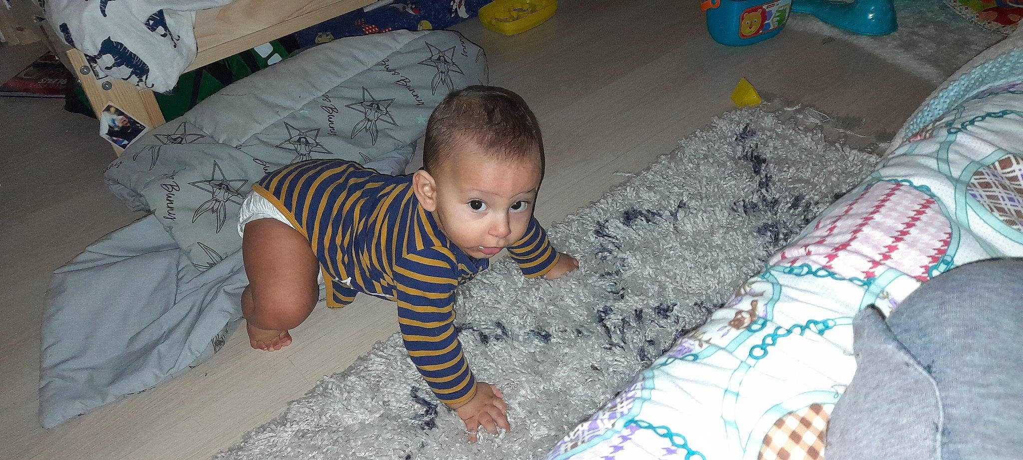 Jibril participe au concours pour gagner de l'argent avec cette photo : baby, baby_toddler_clothing, cheek, child, comfort, crawling, flooring, fun, grass, iris, mammal, mouth, person, play, skin, t_shirt, textile, toddler, tummy_time, vertebrate