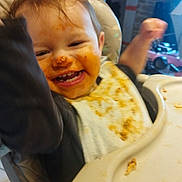 Octavia participe au concours pour gagner de l'argent avec cette photo : baby, high_chair, messy, food, bib, smile, happy, child, indoor, face, teeth, arm, clothing, eating, meal, plate, table, toy, background, person