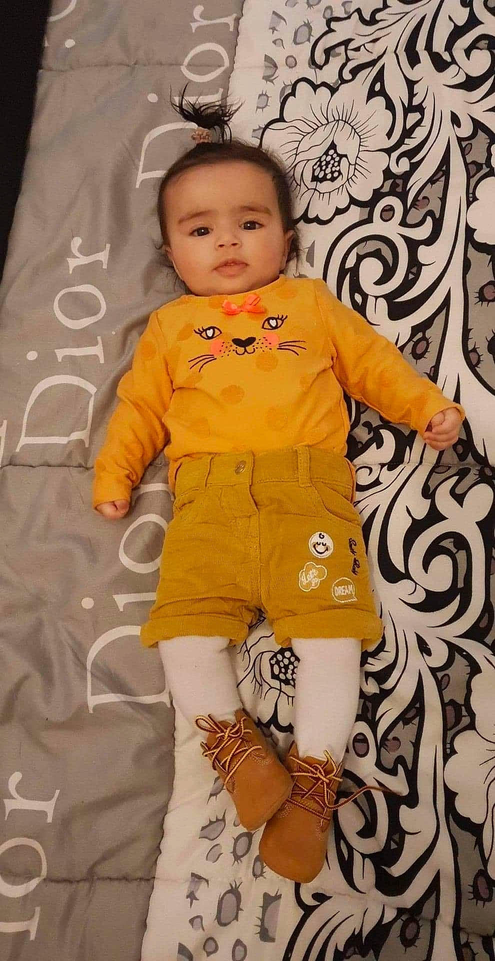 Maram a rejoint le concours — aidez-le/la à gagner de superbes lots ! baby_toddler_clothing, dress, eye, face, fashion, hairstyle, hand, head, human, human_body, jeans, person, pink, plant, shorts, skin, sleeve, t_shirt, textile, thigh