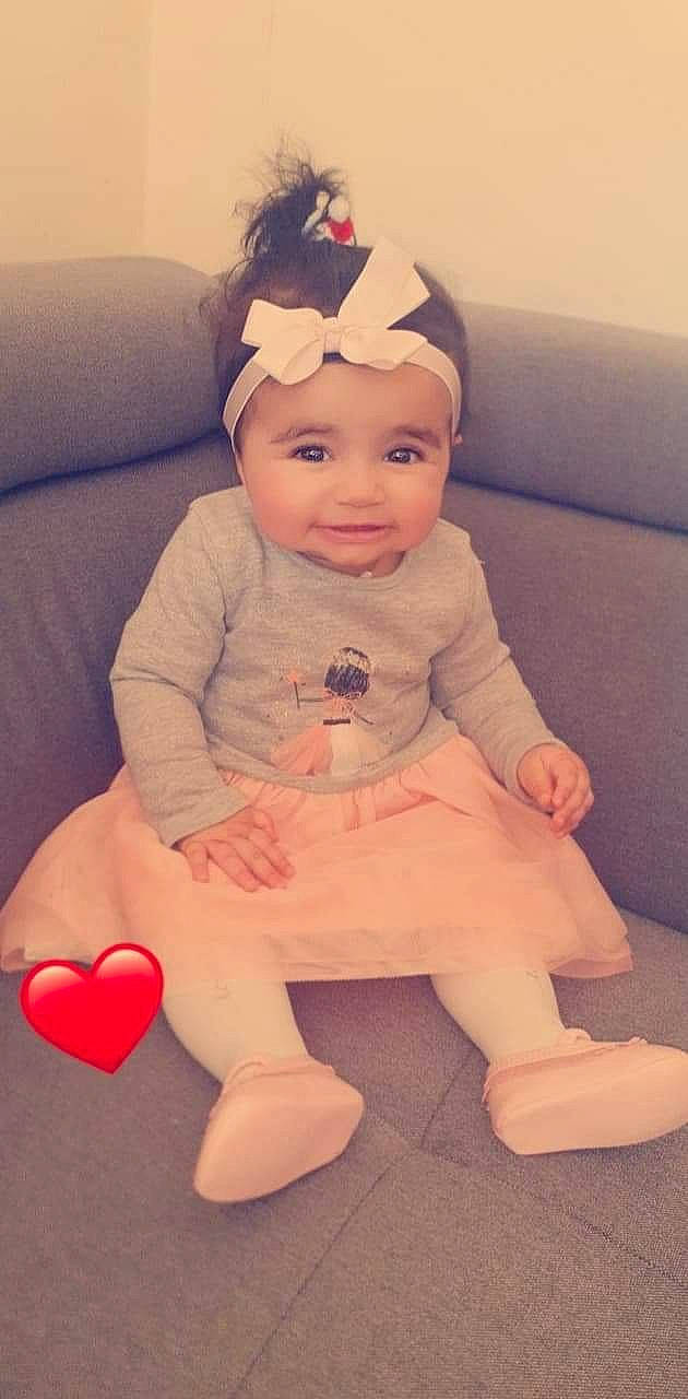 Maram a rejoint le concours — aidez-le/la à gagner de superbes lots ! baby, baby_toddler_clothing, cap, cheek, comfort, costume_hat, couch, happy, head, headgear, headwear, iris, joy, knee, lip, organ, person, pink, skin, sleeve