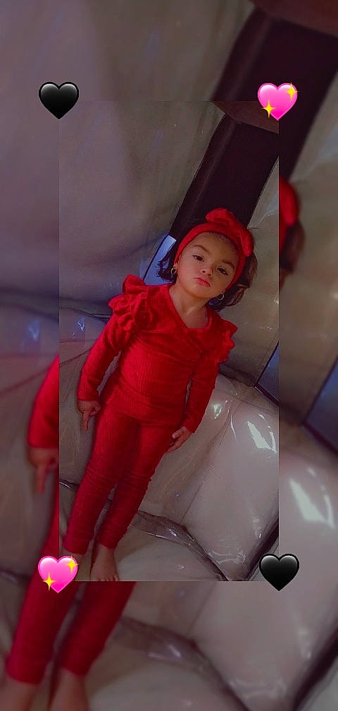 Mila participe au concours pour gagner de l'argent avec cette photo : automotive_design, carmine, costume, event, fashion_design, fictional_character, flooring, formal_wear, fun, happy, headwear, human_leg, leisure, magenta, person, pink, room, sitting, smile, thigh