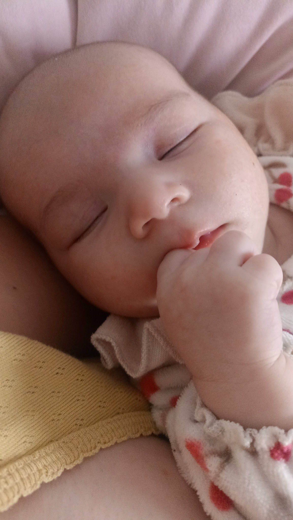 Charlotte participe au concours pour gagner de l'argent avec cette photo : baby, baby_sleeping, cheek, chin, comfort, eye, eyebrow, eyelash, face, facial_expression, finger, gesture, hand, head, human_body, iris, lip, mouth, nose, person