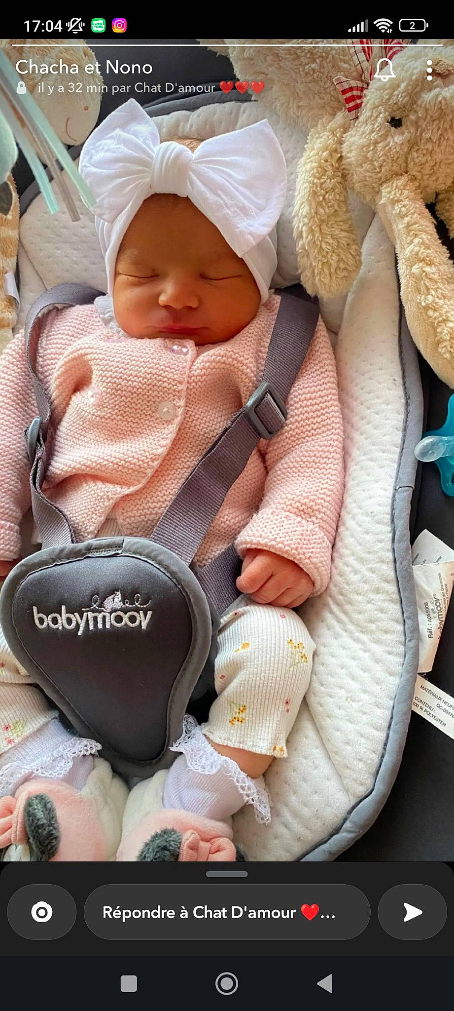 Charlotte participe au concours pour gagner de l'argent avec cette photo : arm, baby, baby_carriage, baby_products, baby_toddler_clothing, beauty, cap, cheek, child, comfort, face, hand, head, headgear, headwear, person, photograph, product, skin, textile