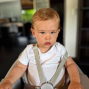 Aaron participe au concours pour gagner de l'argent avec cette photo : baby, blurry_background, child, expression, face, furniture, hair, hands, high_chair, indoor, person, portrait, seat, serious, sitting, skin, straps, toddler, white_shirt, young_child