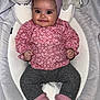 Amara a rejoint le concours — aidez-le/la à gagner de superbes lots ! baby, infant, child, smiling, headband, bunny_ears, pink_clothing, gray_pants, knit_booties, baby_seat, soft_toys, plush, happy, cute, portrait, cozy, indoors, person, small_hands, curly_hair