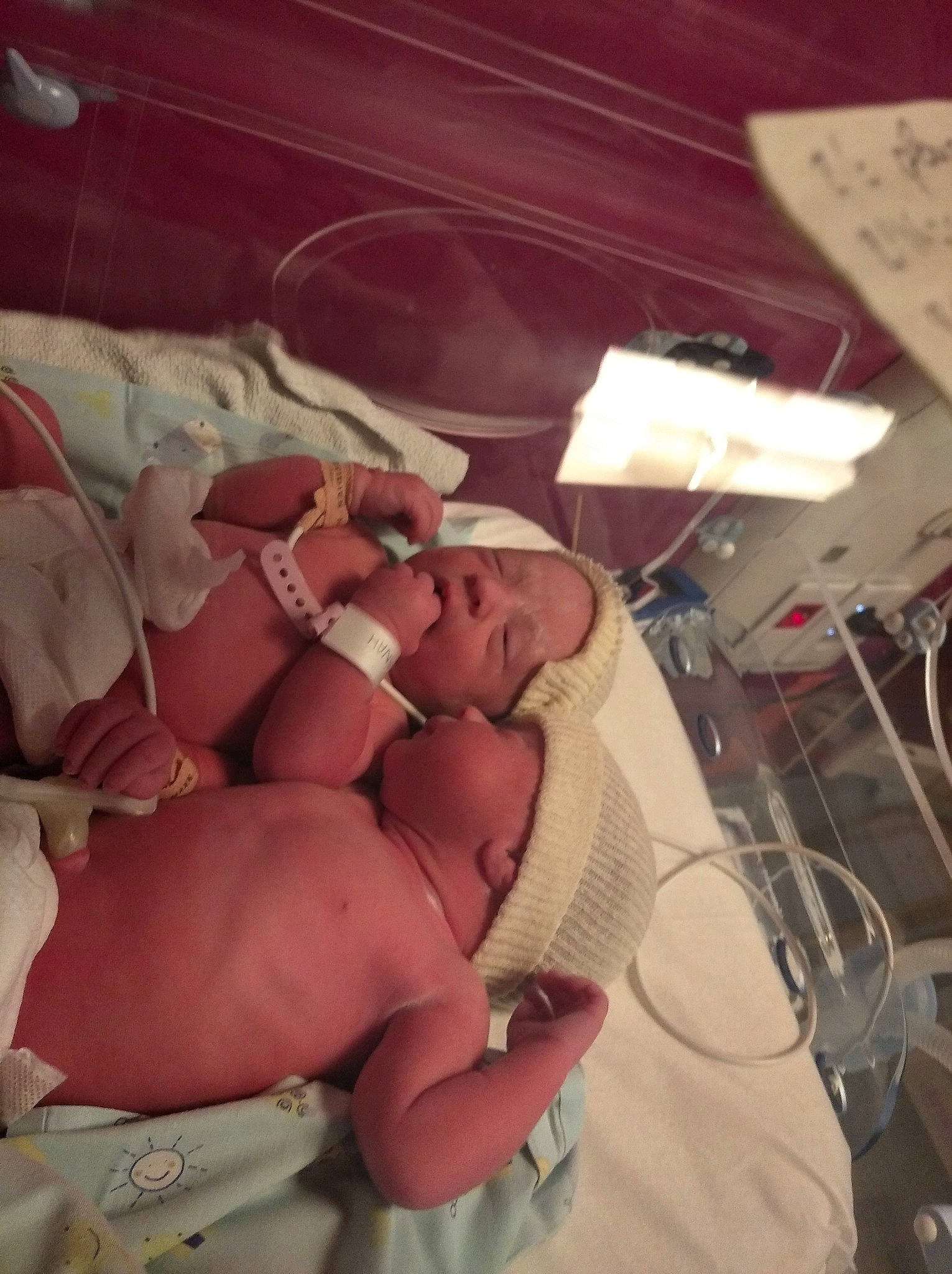 Lylianah participe au concours pour gagner de l'argent avec cette photo : baby, birth, child, childbirth, hand, person, thumb