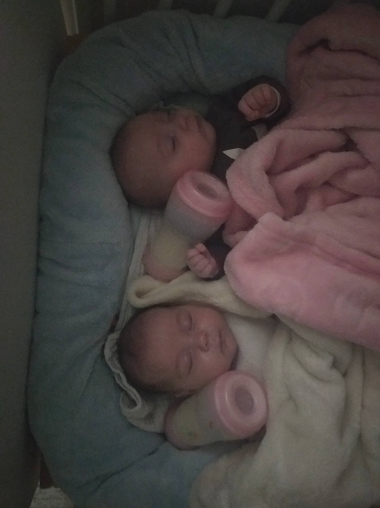 Lylianah a rejoint le concours — aidez-le/la à gagner de superbes lots ! baby, bedtime, birth, cheek, child, childbirth, eye, gesture, hand, mouth, nose, person, skin, sleep, under_exposed