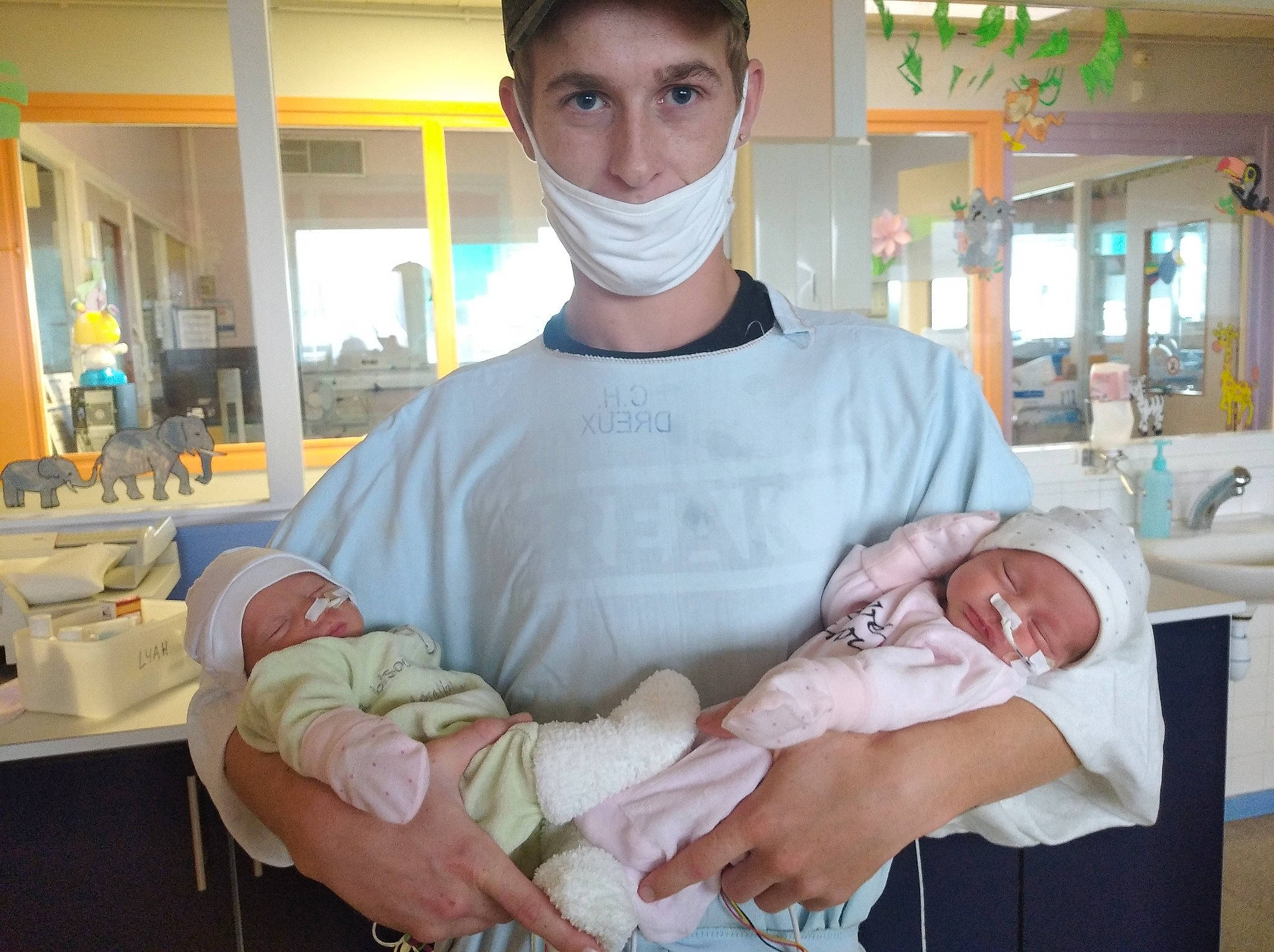 Lyah a rejoint le concours — aidez-le/la à gagner de superbes lots ! arm, baby, birth, child, childbirth, hand, headwear, hospital, joy, person