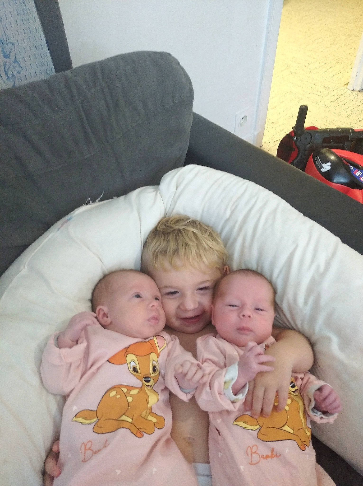 Lyah participe au concours pour gagner de l'argent avec cette photo : baby, bed, bedtime, child, comfort, family, nap, people, person, product, room, sibling, sleep, toddler