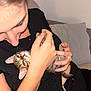 Aslan a rejoint le concours — aidez-le/la à gagner de superbes lots ! person, kitten, cat, pet, holding, couch, indoor, affection, closeup, tabby, feline, cute, love, hand, face, comfort, cozy, domestic, relaxation, snuggle