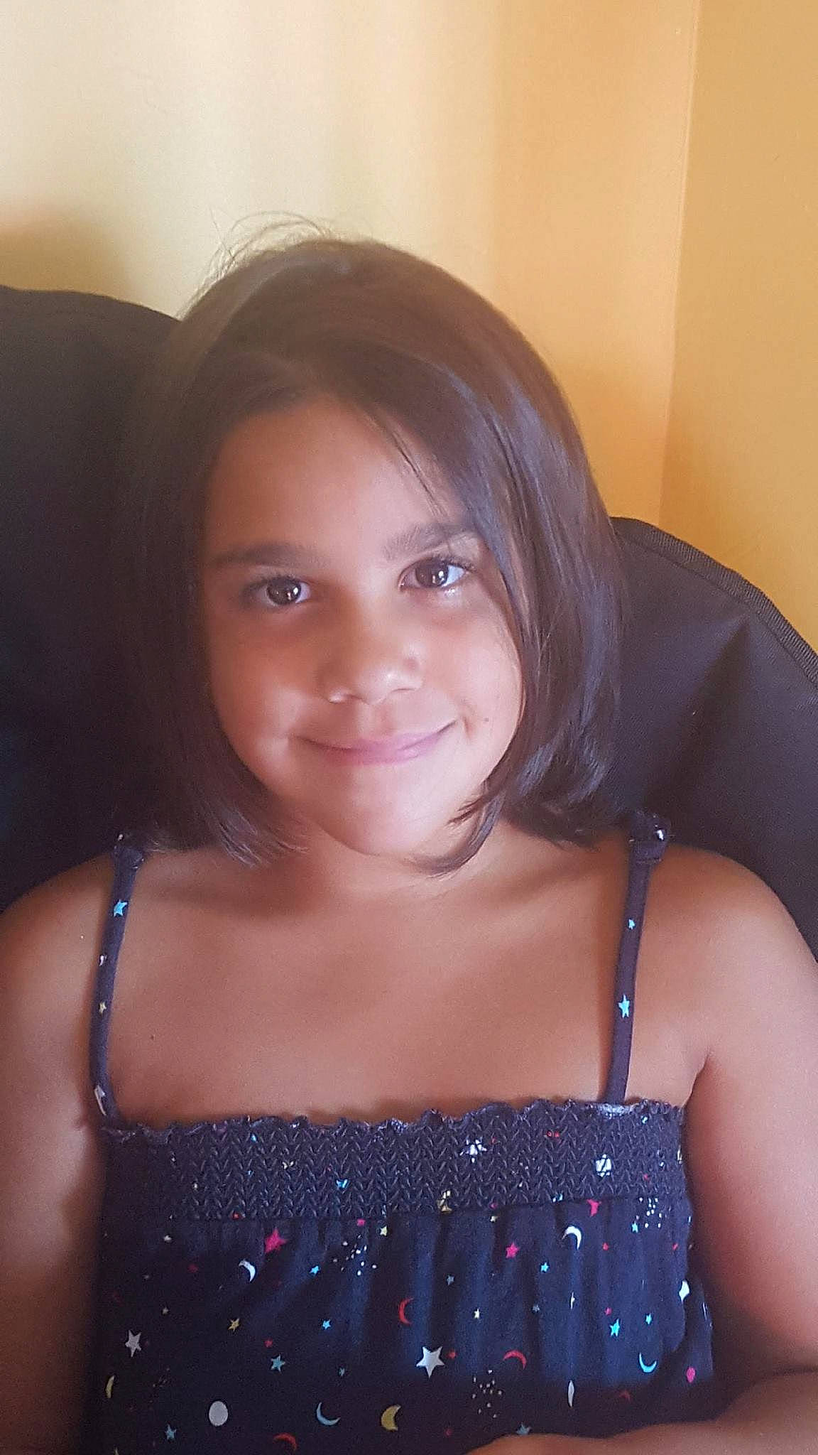 Melody a rejoint le concours — aidez-le/la à gagner de superbes lots ! beauty, black_hair, brown_hair, cheek, chin, eye, face, girl, hairstyle, head, human_hair_color, joy, lady, leg, lip, long_hair, mouth, organ, person, shoulder