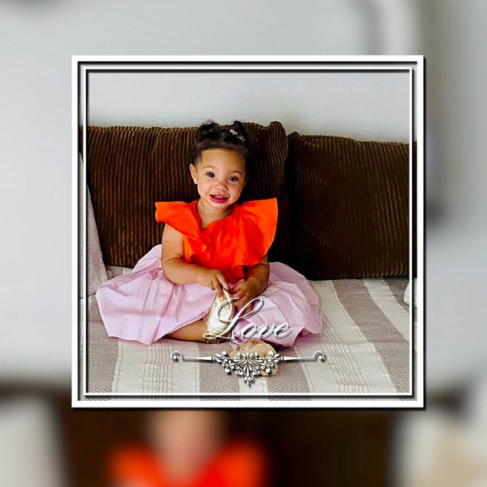 Assia participe au concours pour gagner de l'argent avec cette photo : advertising, baby, baby_toddler_clothing, child, comfort, font, happy, joy, leisure, linens, magenta, person, picture_frame, product, rectangle, room, sitting, sleeve, smile, square