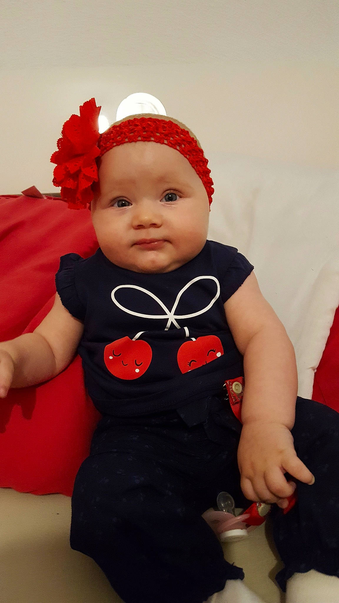 Maylie participe au concours pour gagner de l'argent avec cette photo : baby, baby_products, baby_toddler_clothing, cheek, child, fashion_accessory, hair_accessory, headband, headgear, person, red, skin, smile, toddler