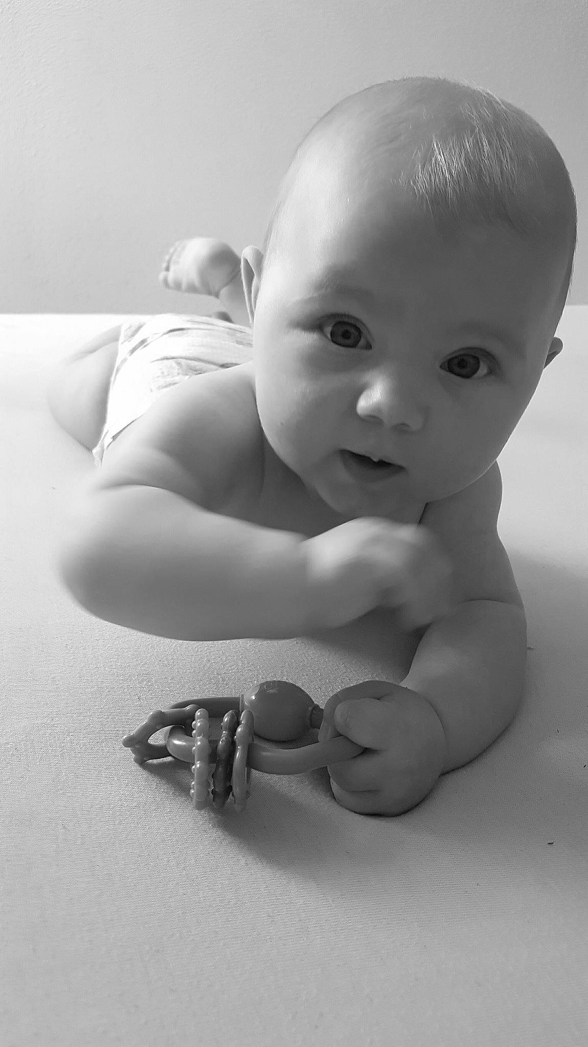 Maylie participe au concours pour gagner de l'argent avec cette photo : arm, baby, black, black_and_white, child, eye, face, hand, head, joint, monochrome, monochrome_photography, person, photograph, photography, skin, smile, stock_photography, style, toddler