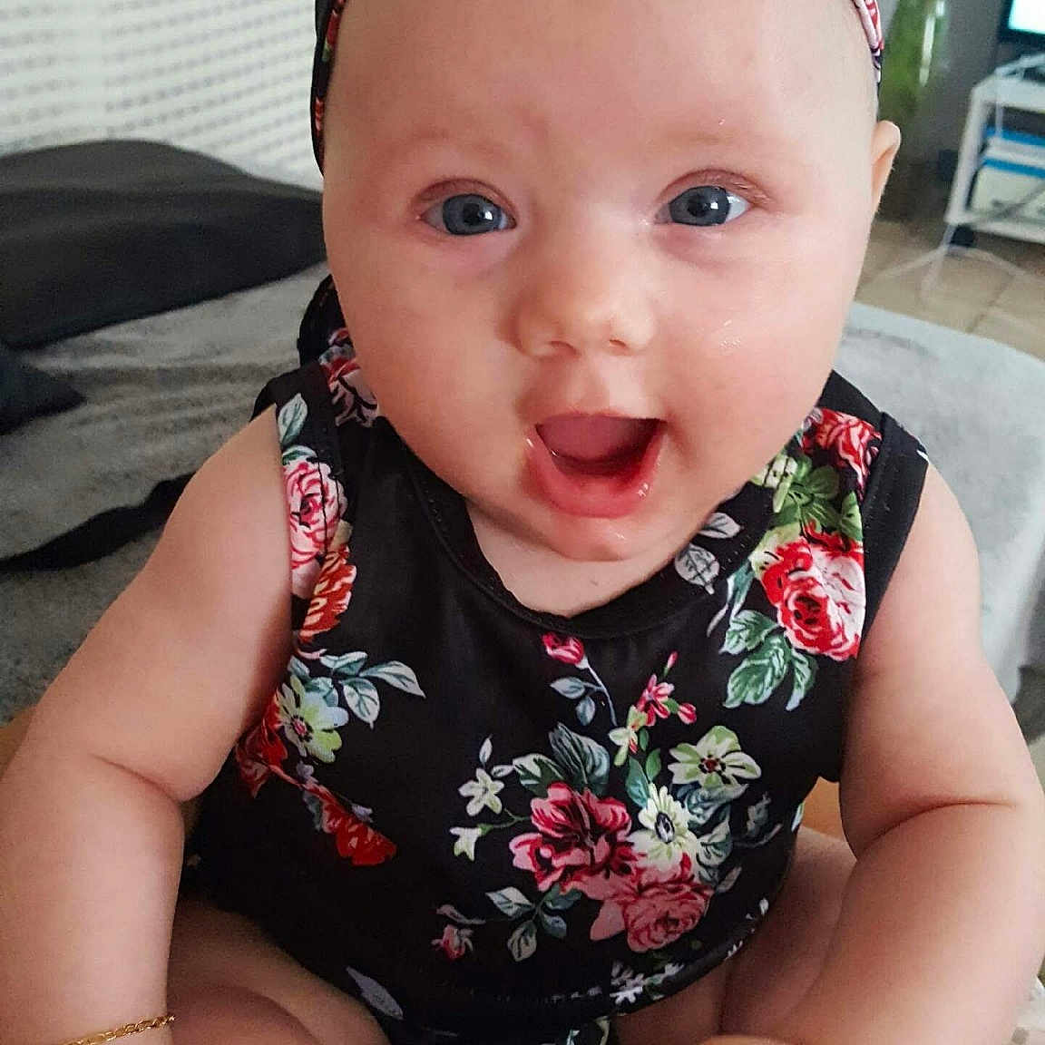 Maylie participe au concours pour gagner de l'argent avec cette photo : baby, baby_toddler_clothing, cheek, child, face, fashion_accessory, forehead, hair_accessory, head, headband, headgear, headpiece, lip, nose, person, skin, smile, toddler