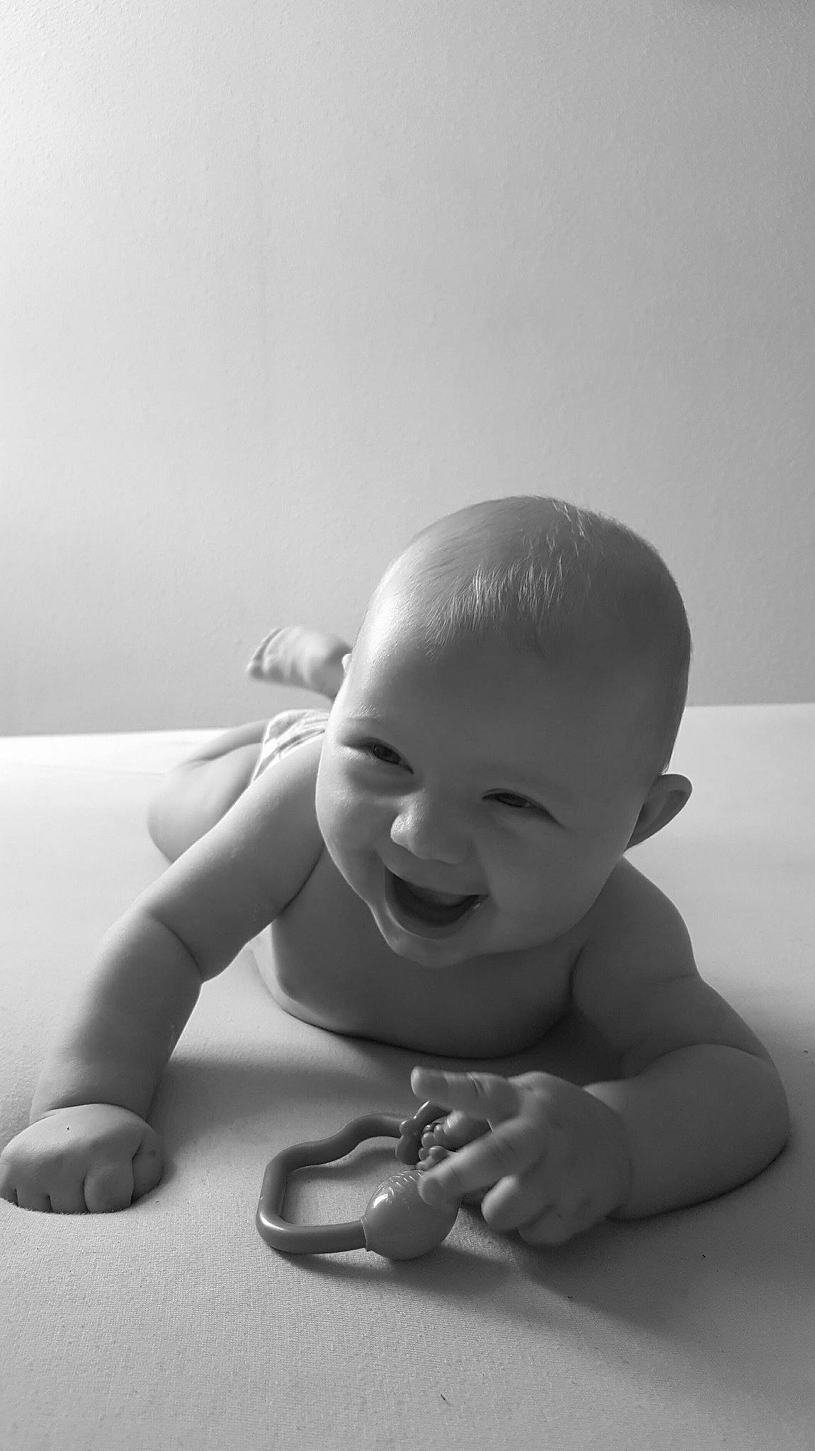 Maylie a rejoint le concours — aidez-le/la à gagner de superbes lots ! arm, baby, black, black_and_white, cheek, child, eye, face, facial_expression, forehead, hand, head, joint, monochrome, nose, organ, person, photograph, skin, toddler