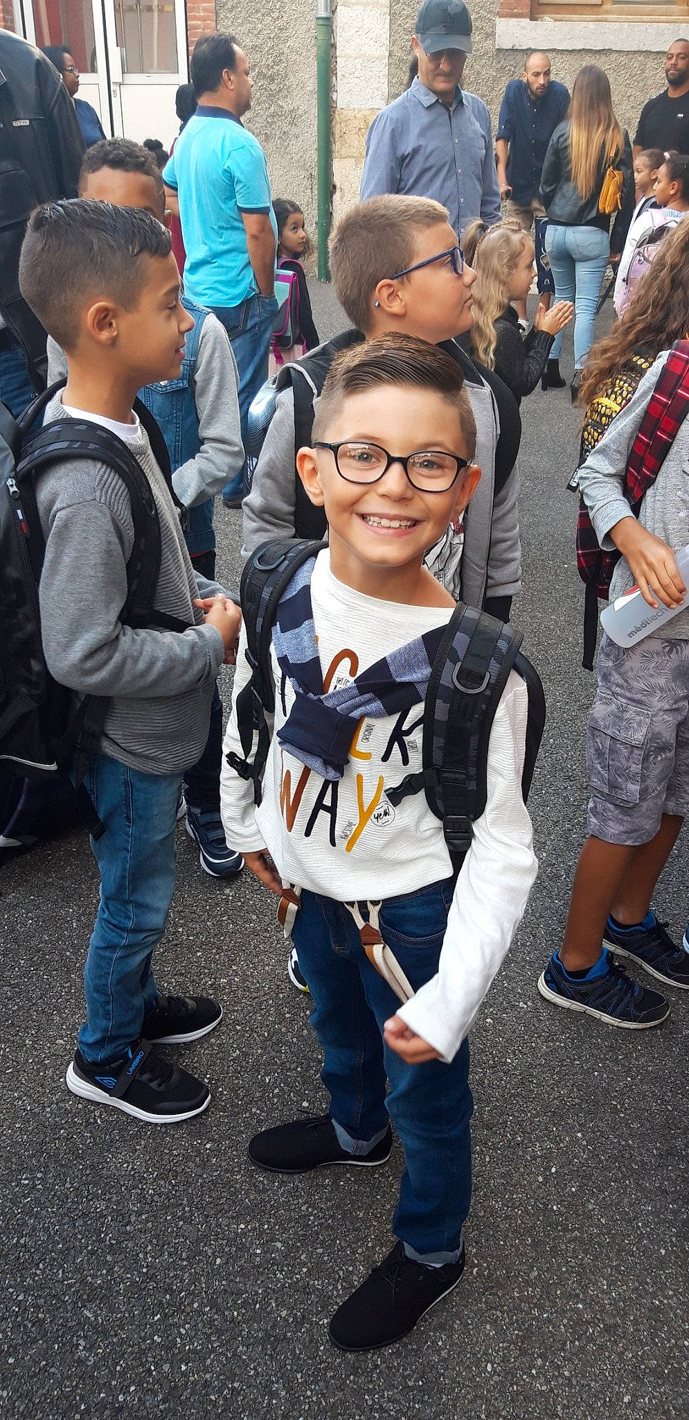 Cebrail participe au concours pour gagner de l'argent avec cette photo : child, cool, crowd, denim, event, fashion, glasses, headwear, jacket, jeans, joy, outerwear, people, person, product, style, t_shirt