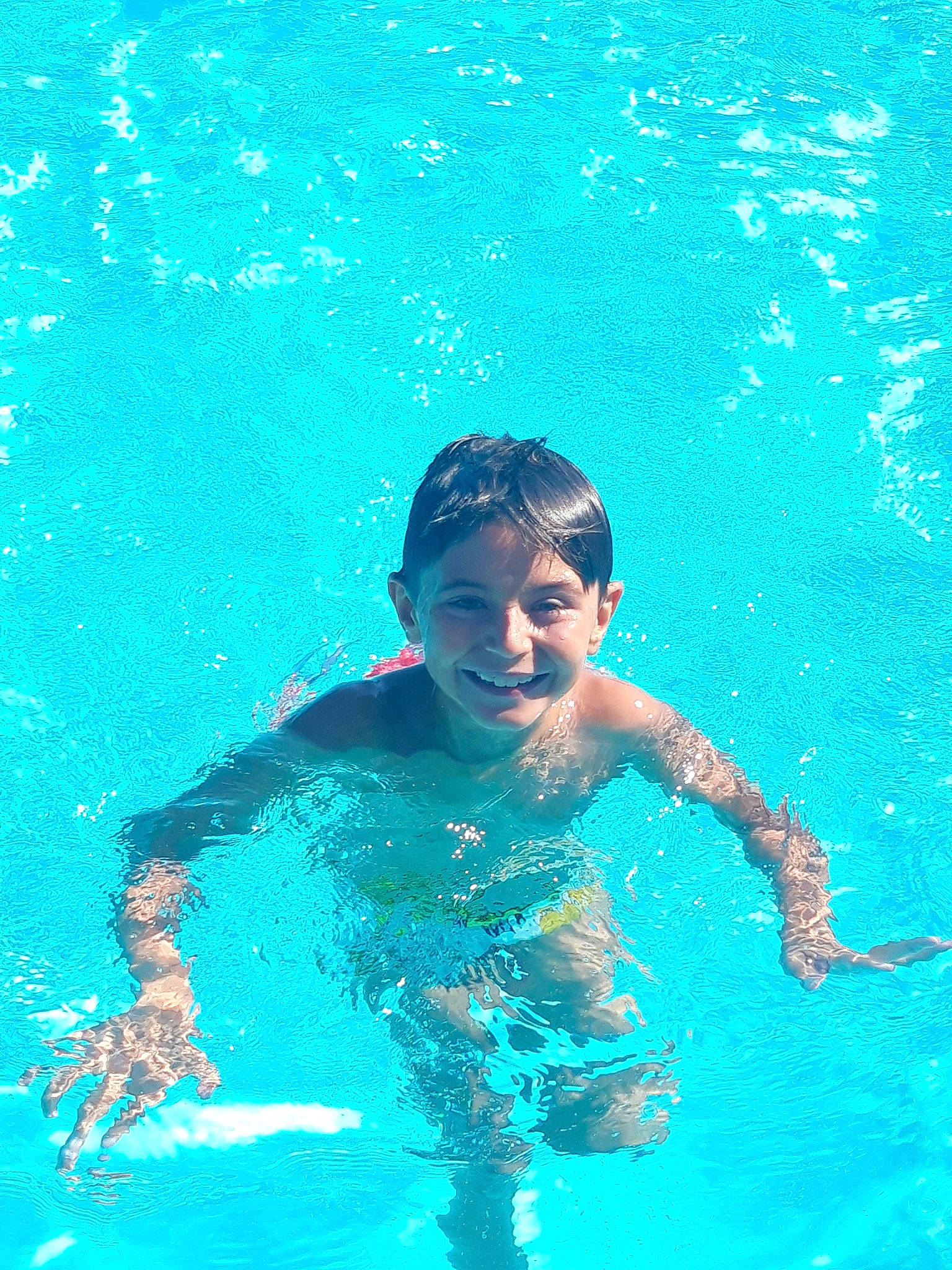 Cebrail a rejoint le concours — aidez-le/la à gagner de superbes lots ! azure, blue, child, fun, happy, joy, leisure, leisure_centre, person, recreation, sky, smile, summer, swimmer, swimming, swimming_pool, vacation, water