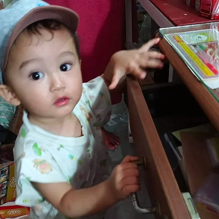 William Chappet Eviany participe au concours pour gagner de l'argent avec cette photo : baby, baby_toddler_clothing, baseball_cap, cap, cheek, child, chin, finger, fun, hairstyle, hand, hat, nose, person, play, publication, shelf, sitting, skin, surprise