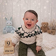 Julian participe au concours pour gagner de l'argent avec cette photo : baby, child, smiling, sitting, knitted_sweater, red_socks, wooden_blocks, plush_toy, stuffed_animal, background, homedecor, portrait, happy, indoor, floor, soft_texture, corduroy_pants, cute, infant, cozy