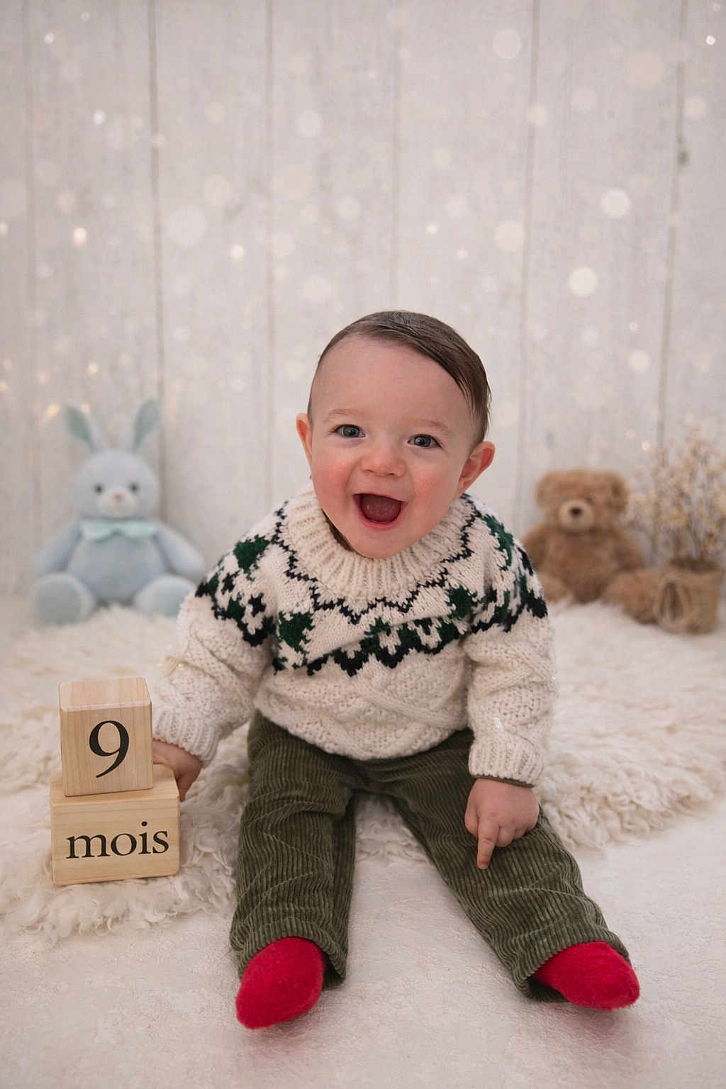 Julian participe au concours pour gagner de l'argent avec cette photo : baby, child, smiling, sitting, knitted_sweater, red_socks, wooden_blocks, plush_toy, stuffed_animal, background, homedecor, portrait, happy, indoor, floor, soft_texture, corduroy_pants, cute, infant, cozy