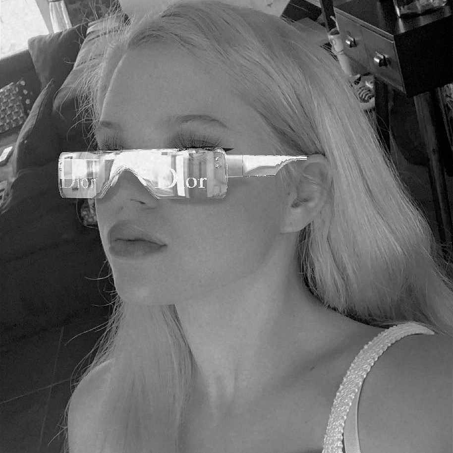 Clémence a rejoint le concours — aidez-le/la à gagner de superbes lots ! black_and_white, black_hair, camisoles, chest, eyelash, eyewear, flash_photography, glasses, hair, hairstyle, jaw, joint, lip, mouth, neck, shoulder, style, sunglasses, vision_care, waist