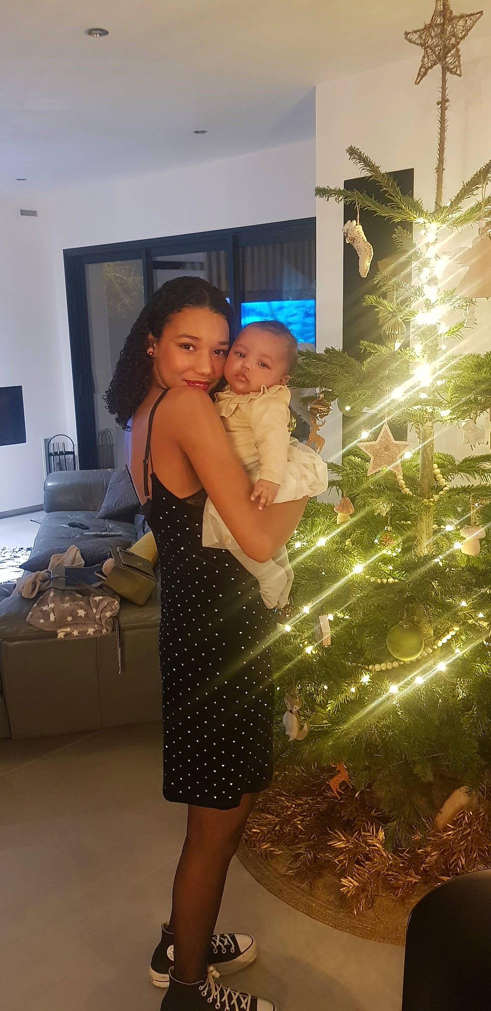 Myla a rejoint le concours — aidez-le/la à gagner de superbes lots ! beauty, christmas_decoration, christmas_ornament, christmas_tree, dress, event, evergreen, fashion_design, flash_photography, fun, happy, holiday, holiday_ornament, jewellery, joy, luggage_and_bags, ornament, person, picture_frame, room