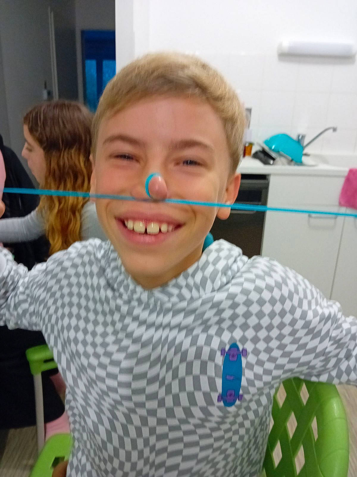 Hylann a rejoint le concours — aidez-le/la à gagner de superbes lots ! chair, child, child_art, event, eyewear, fun, hair, happy, joy, laugh, mouth, pattern, person, play, room, shoulder, sleeve, smile, t_shirt, thumb